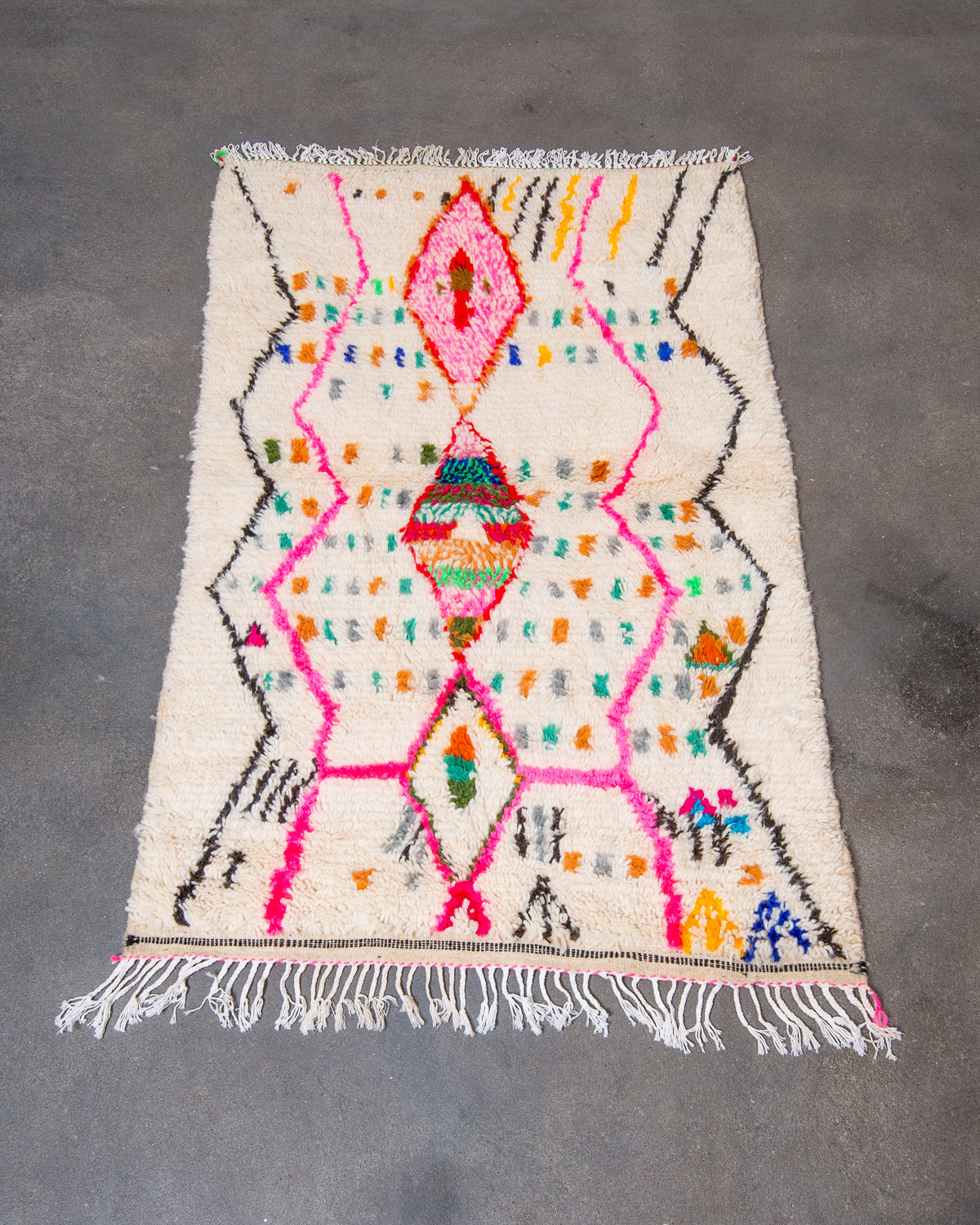 Modern designer handcrafted Berber rug from Morocco. Azilal rug with beautiful colours and patterns. Made of sheep’s wool and colourful cotton.
